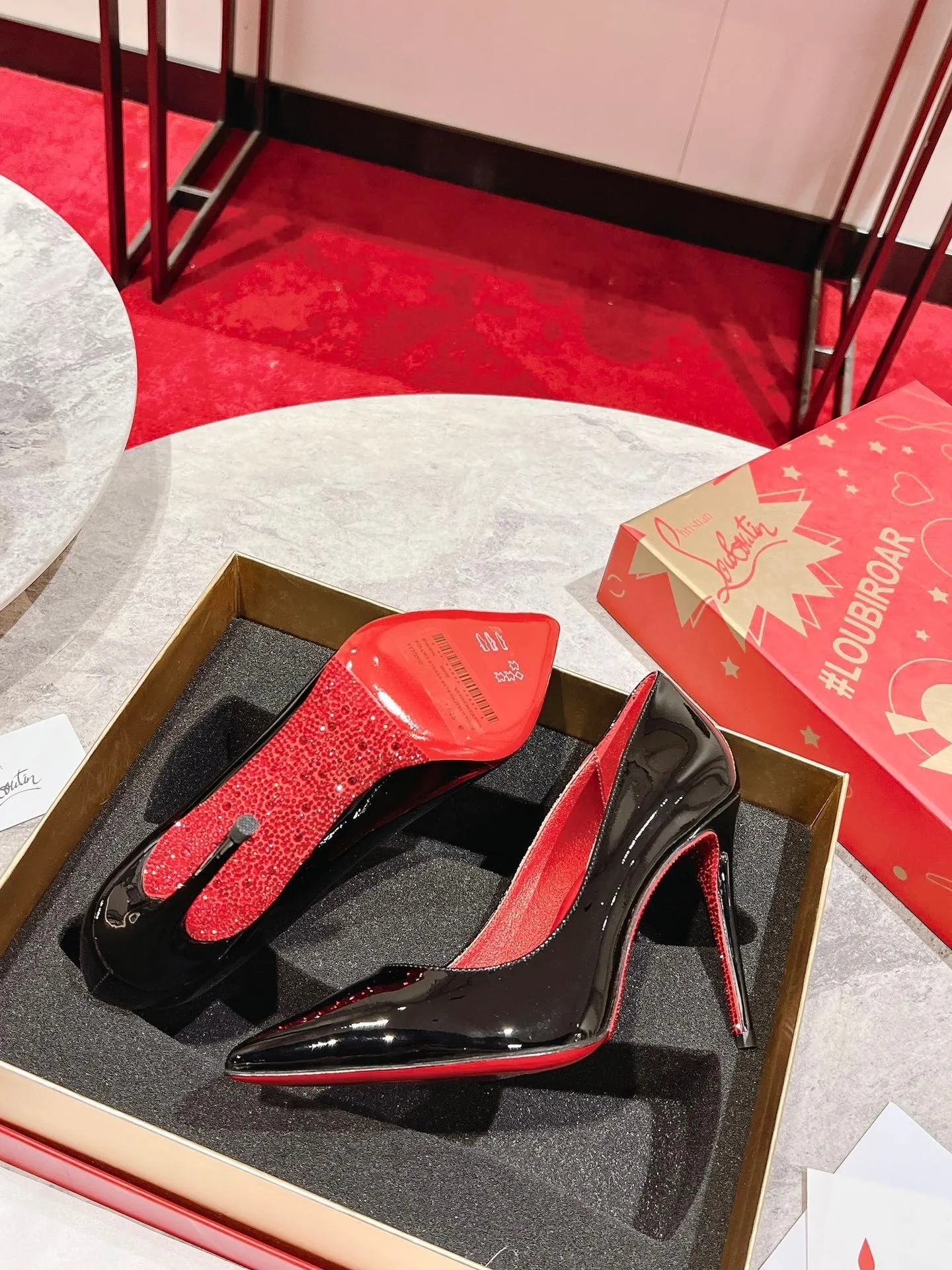 👟👟Ex-factory price 600👟👟 🆑❥∙ Diamond sole shoe☀️✪ꫛꫀw.✔︎ Set on a 100mm heel, its black patent calfskin upper is enhanced by iridescent Louboutin red lining. Standing out for its originality, the sole is entirely decorated with red rhinestones, fixed one by one by hand. Genuine leather outsole size: 35-39 (40.41. Customized, non-refundable and non-exchangeable. Heel height: 12cm. Color: black patent leather, black cowhide